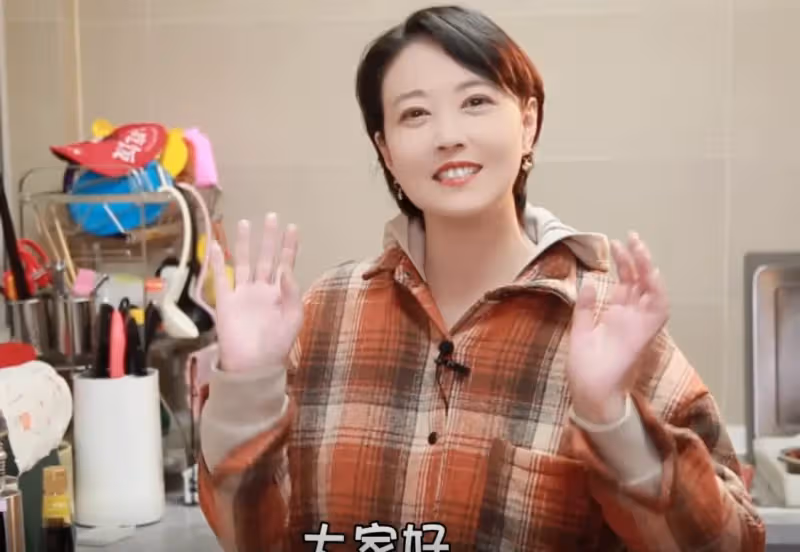 55歲女神周海媚家中下廚 動作熟練打扮靚麗