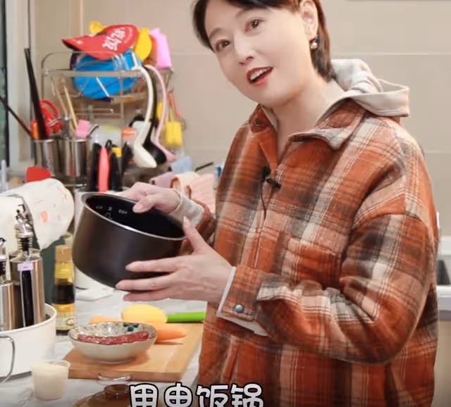 55歲女神周海媚家中下廚 動作熟練打扮靚麗