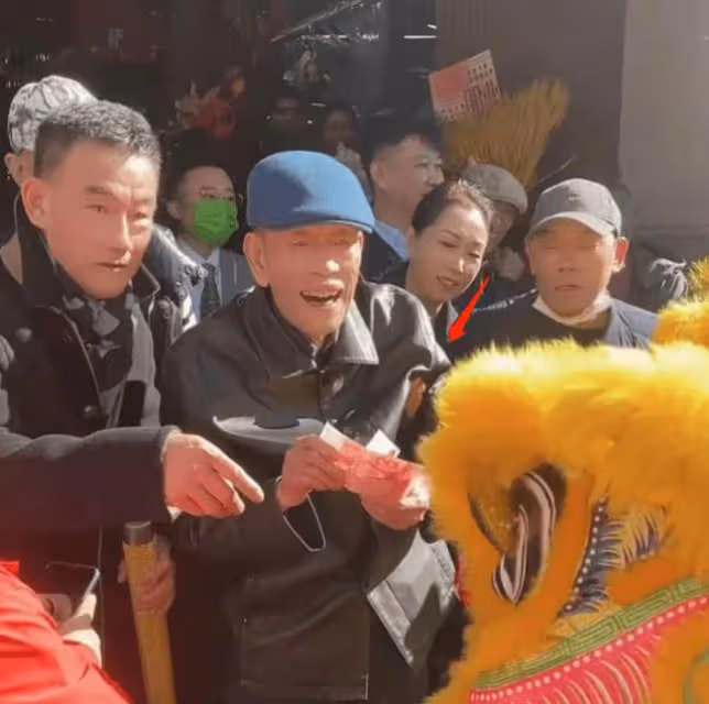 90歲老藝術家被兒子架著走穴 揭露人生最大悲哀