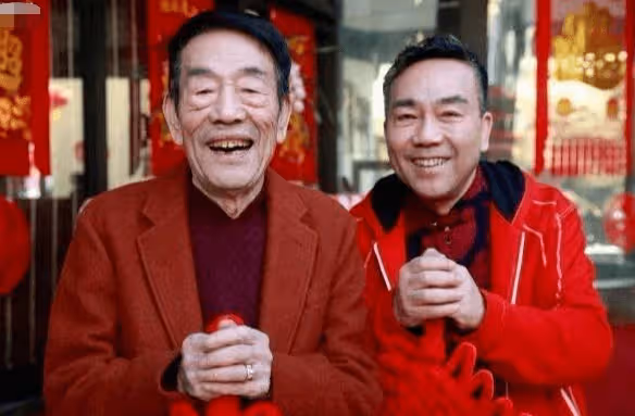 90歲老藝術家被兒子架著走穴 揭露人生最大悲哀