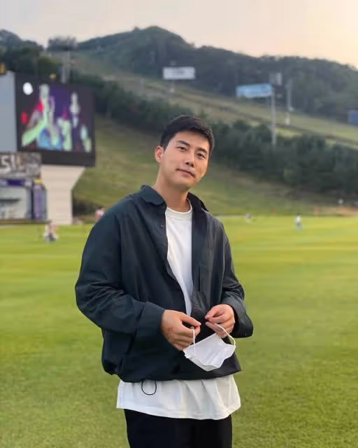 韓國帥大叔在社交媒體上徵婚，卻引來無數男網友私信