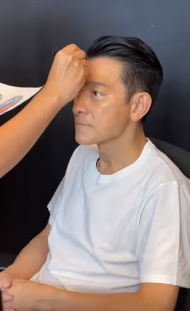 61歲劉德華工作太賣力，一臉猙獰全身用力，胳膊上大塊肌肉明顯