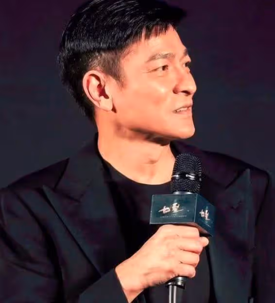 61歲劉德華工作太賣力，一臉猙獰全身用力，胳膊上大塊肌肉明顯