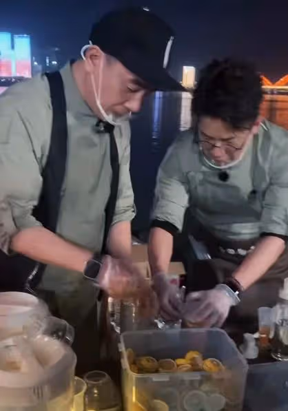 55歲陳小春街邊擺攤賣糖水！彎腰打檸檬累得臉通紅，與人親切聊天
