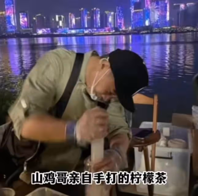55歲陳小春街邊擺攤賣糖水！彎腰打檸檬累得臉通紅，與人親切聊天