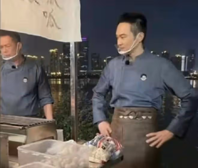 55歲陳小春街邊擺攤賣糖水！彎腰打檸檬累得臉通紅，與人親切聊天
