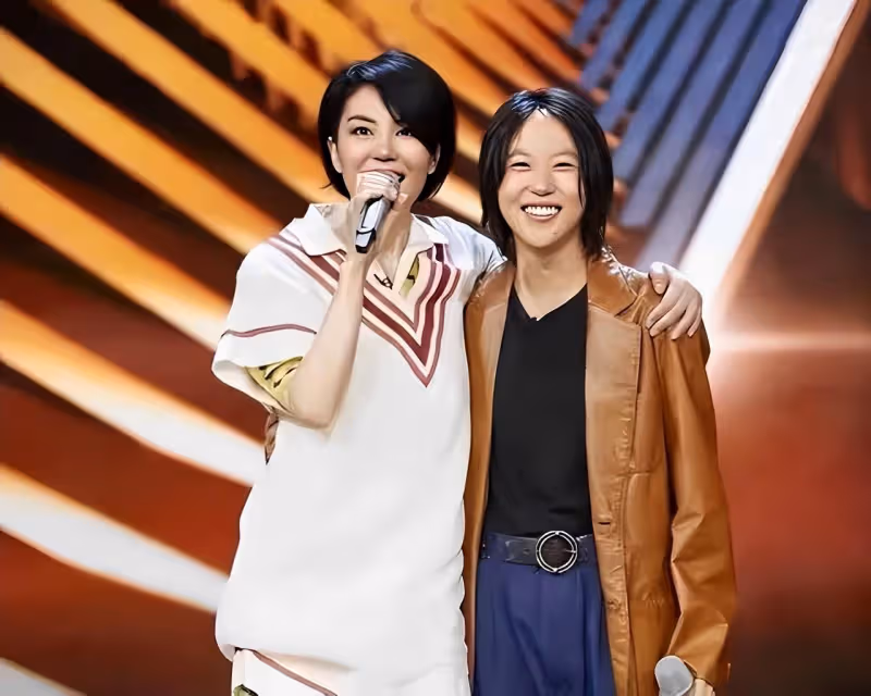 離異的小孩也幸福！25歲王菲長女把「父母恩怨」放一旁　甘願「照顧2個妹妹」：我是3個家庭的紐帶