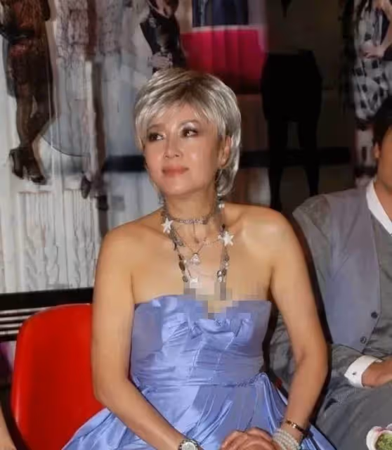 64歲恬妞依舊有少女感，穿抹胸裙黑髮染成白色，一點也不顯老氣，網友：自信的女人最美