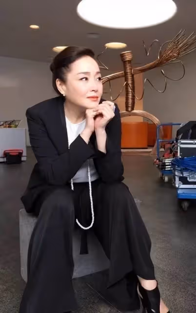 64歲恬妞依舊有少女感，穿抹胸裙黑髮染成白色，一點也不顯老氣，網友：自信的女人最美