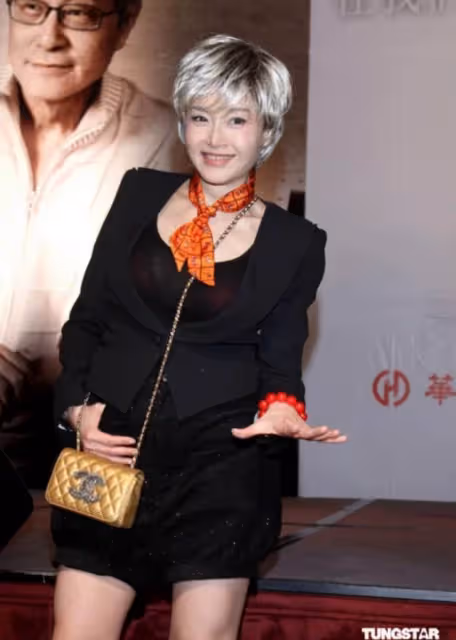 64歲恬妞依舊有少女感，穿抹胸裙黑髮染成白色，一點也不顯老氣，網友：自信的女人最美