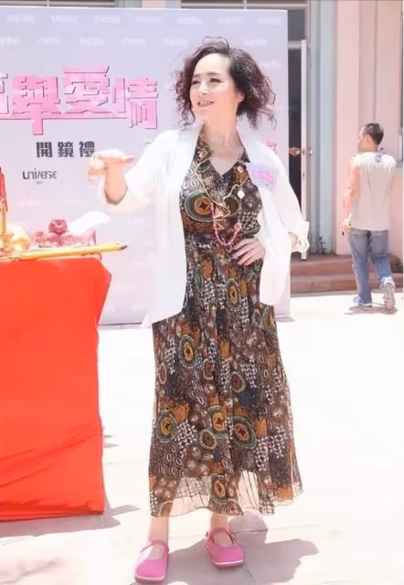 64歲恬妞依舊有少女感，穿抹胸裙黑髮染成白色，一點也不顯老氣，網友：自信的女人最美