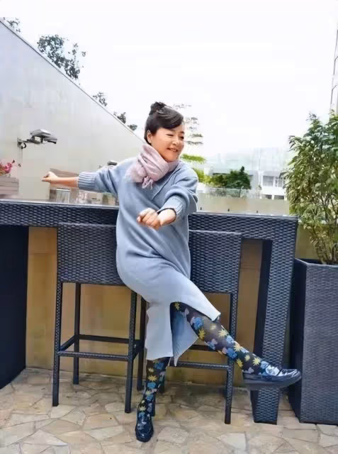 64歲恬妞依舊有少女感，穿抹胸裙黑髮染成白色，一點也不顯老氣，網友：自信的女人最美
