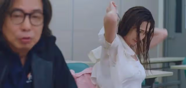 TVB一晚兩部台慶劇力捧小花上演濕身情節，觀眾不買帳：低俗多餘