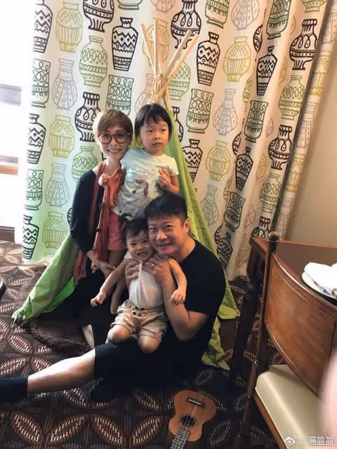 知名港星被曝街頭打架！圈中妻子現身回應，一句話揭露真相