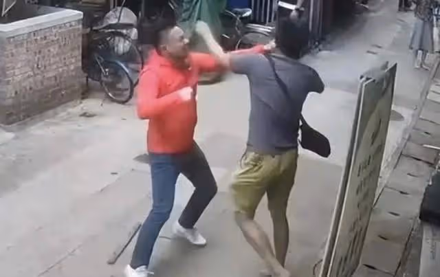 知名港星被曝街頭打架！圈中妻子現身回應，一句話揭露真相