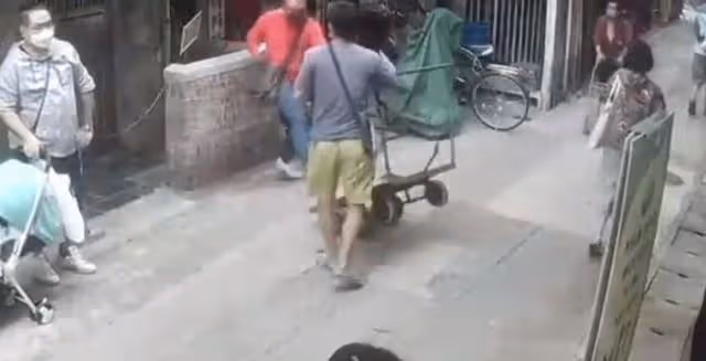知名港星被曝街頭打架！圈中妻子現身回應，一句話揭露真相