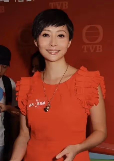 知名港星被曝街頭打架！圈中妻子現身回應，一句話揭露真相