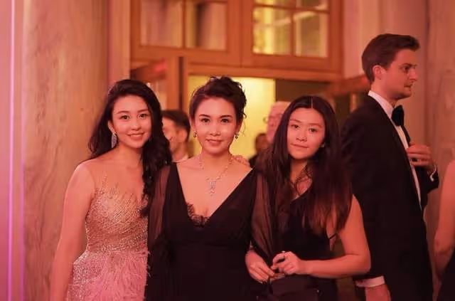 邱淑貞大女兒走紅毯意外摔倒，穿抹胸短裙身材豐滿，被人攙扶離場