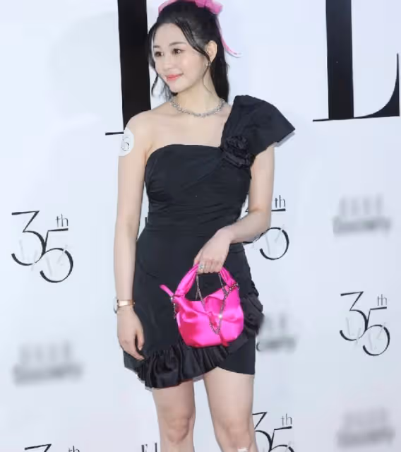 邱淑貞大女兒走紅毯意外摔倒，穿抹胸短裙身材豐滿，被人攙扶離場