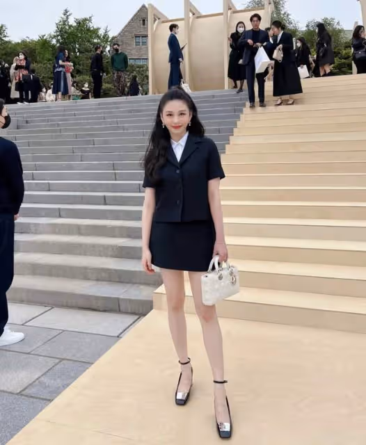 邱淑貞大女兒走紅毯意外摔倒，穿抹胸短裙身材豐滿，被人攙扶離場