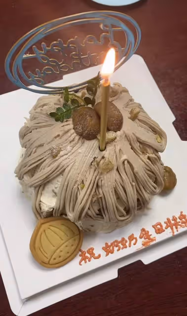 潘長江86歲母親慶生！面色紅潤母子同框似姐弟，家中簡陋好冷清
