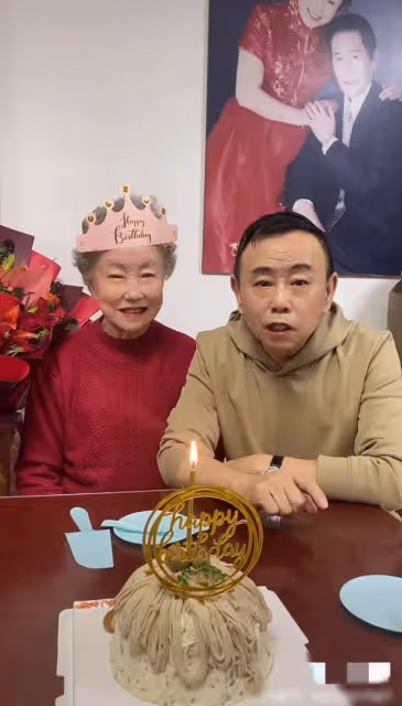 潘長江86歲母親慶生！面色紅潤母子同框似姐弟，家中簡陋好冷清
