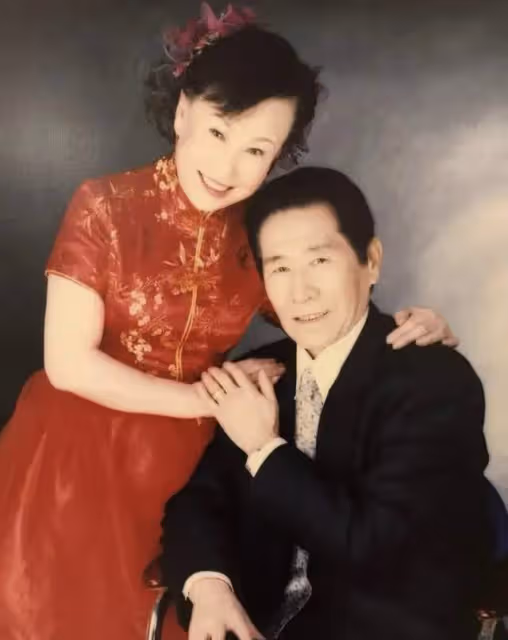 潘長江86歲母親慶生！面色紅潤母子同框似姐弟，家中簡陋好冷清
