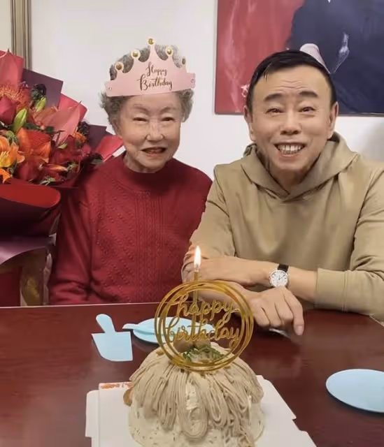 潘長江86歲母親慶生！面色紅潤母子同框似姐弟，家中簡陋好冷清