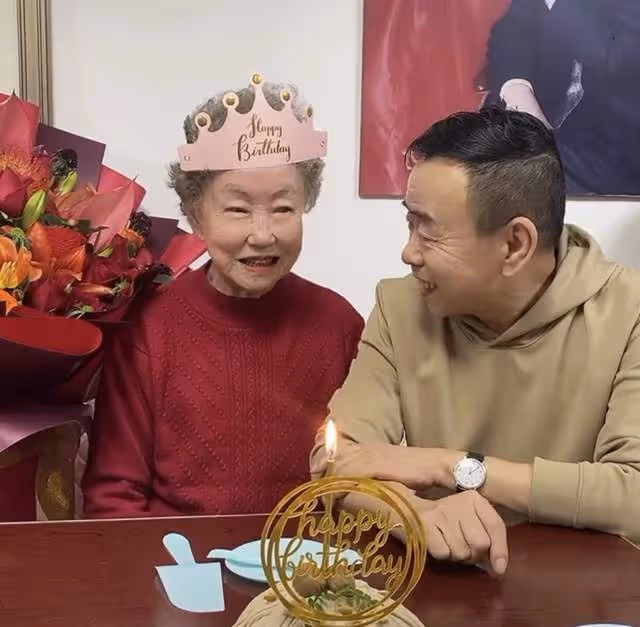 潘長江86歲母親慶生！面色紅潤母子同框似姐弟，家中簡陋好冷清