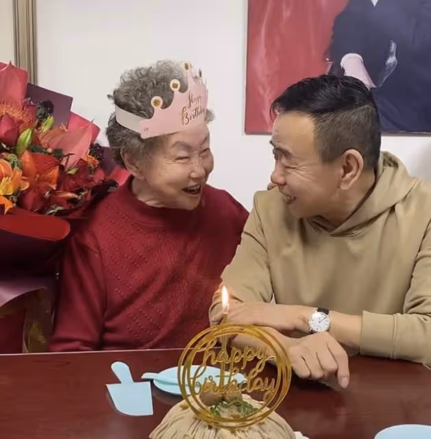 潘長江86歲母親慶生！面色紅潤母子同框似姐弟，家中簡陋好冷清