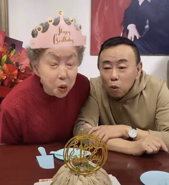 潘長江86歲母親慶生！面色紅潤母子同框似姐弟，家中簡陋好冷清