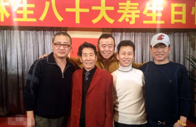 潘長江86歲母親慶生！面色紅潤母子同框似姐弟，家中簡陋好冷清