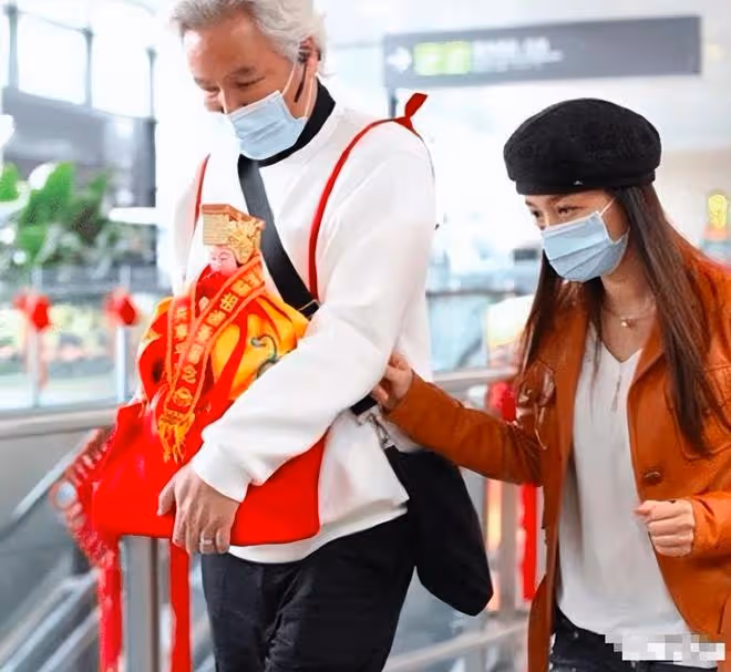 無恥至極，張庭身在國外卻發文相信祖國，還把舉報人丈夫送入獄！