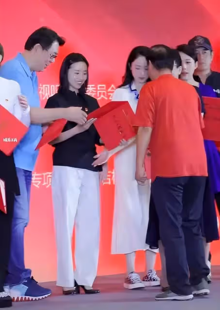 董潔參加活動被當眾排擠，被擋住鏡頭擠到後面，滿臉心酸與無奈！