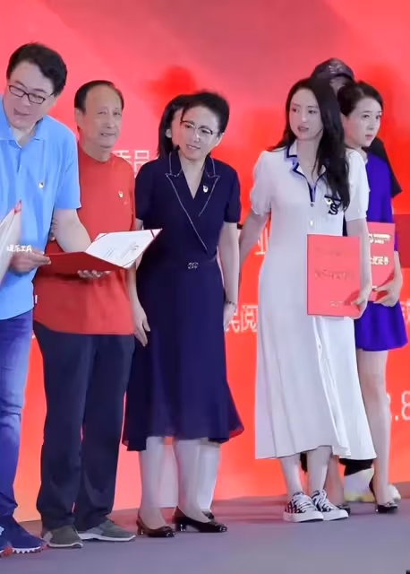 董潔參加活動被當眾排擠，被擋住鏡頭擠到後面，滿臉心酸與無奈！