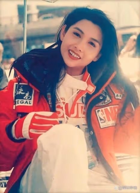 邱淑貞大女兒走紅毯意外摔倒，穿抹胸短裙身材豐滿，被人攙扶離場