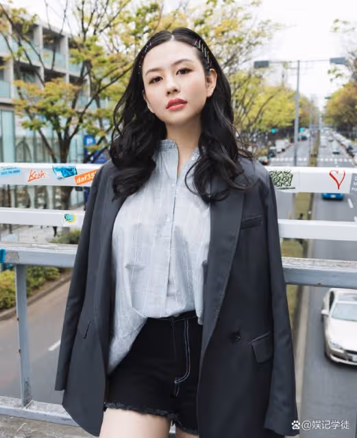 邱淑貞大女兒走紅毯意外摔倒，穿抹胸短裙身材豐滿，被人攙扶離場