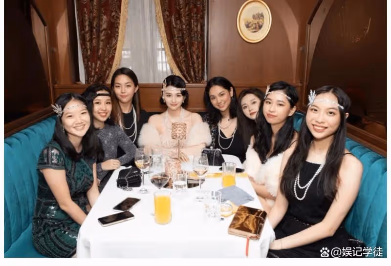 邱淑貞大女兒走紅毯意外摔倒，穿抹胸短裙身材豐滿，被人攙扶離場