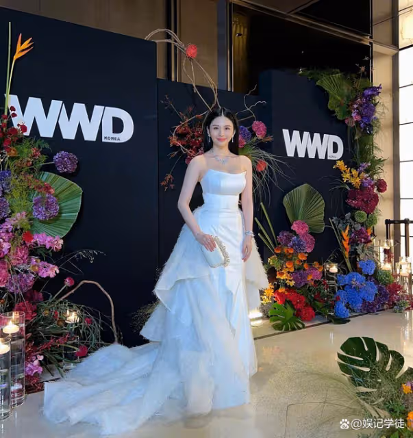 邱淑貞大女兒走紅毯意外摔倒，穿抹胸短裙身材豐滿，被人攙扶離場