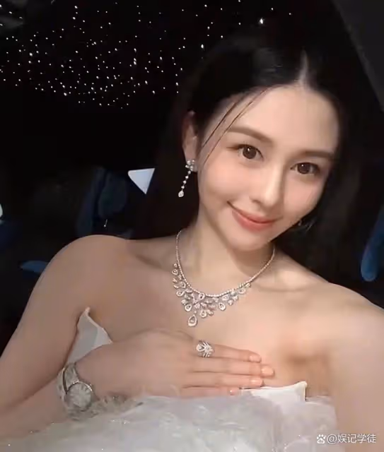 邱淑貞大女兒走紅毯意外摔倒，穿抹胸短裙身材豐滿，被人攙扶離場