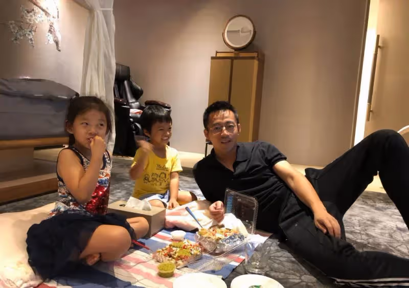 太扎心了！汪小菲直播情緒崩潰，痛哭想女兒：「稱感謝大S具俊曄」把女兒照顧那麼好