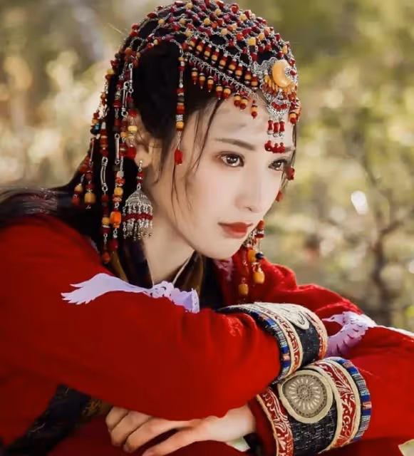 一眼萬年的異域公主們:熱巴美成壁畫,楊冪風情萬種,而她驚艷時光