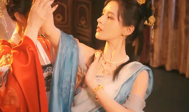 一眼萬年的異域公主們:熱巴美成壁畫,楊冪風情萬種,而她驚艷時光