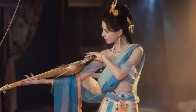 一眼萬年的異域公主們:熱巴美成壁畫,楊冪風情萬種,而她驚艷時光