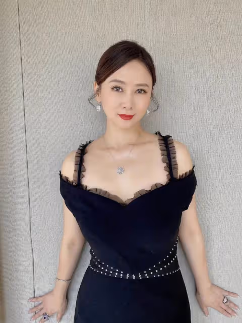 「翁虹」真是越老越有氣質，穿小黑裙優雅知性，貴氣感撲面而來