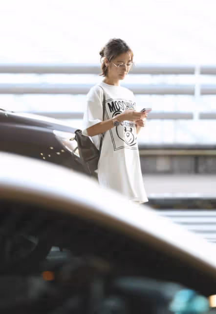林心如走機場終於高調，29000的T恤裙配26000的鞋，46歲也有少女范