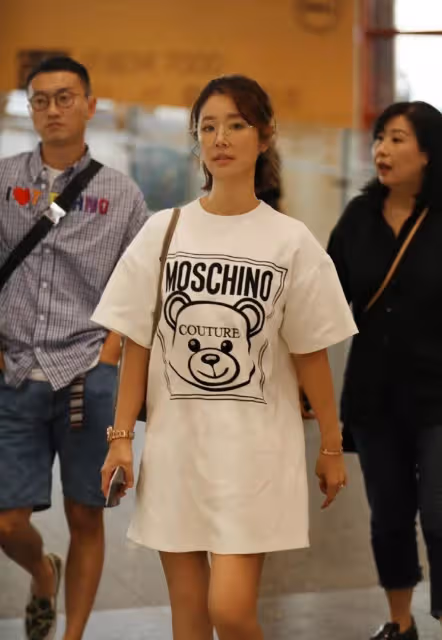 林心如走機場終於高調，29000的T恤裙配26000的鞋，46歲也有少女范