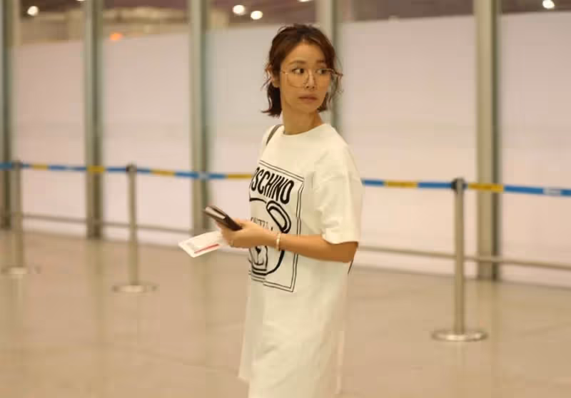 林心如走機場終於高調，29000的T恤裙配26000的鞋，46歲也有少女范