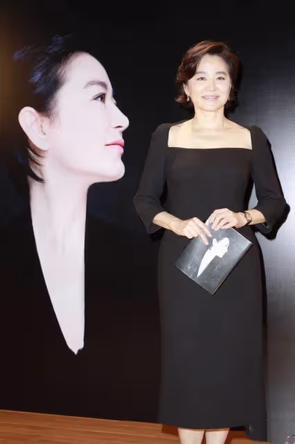 林青霞68歲又怎樣，一襲小黑裙配短髪優雅，美成奶奶輩穿搭典範，網友：魅力不減當年