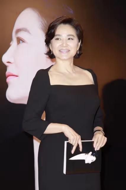 林青霞68歲又怎樣，一襲小黑裙配短髪優雅，美成奶奶輩穿搭典範，網友：魅力不減當年